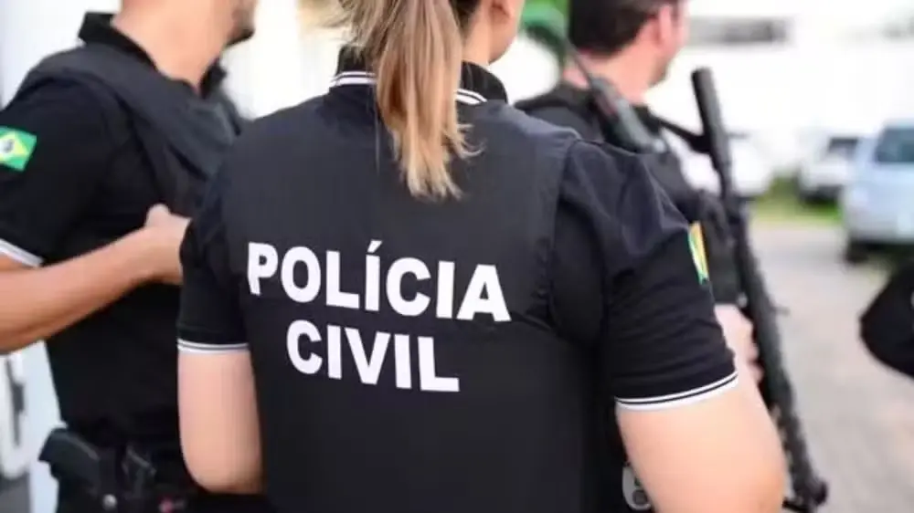 Policial civil de costas.