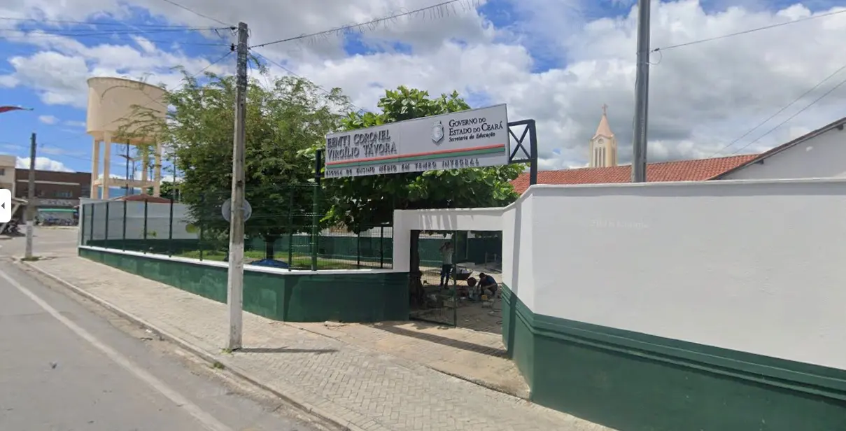 foto de fachada do EEMTI Cel Virgílio Távora, em Quixadá, onde ocorreu o ataque a um aluno de 16 anos.