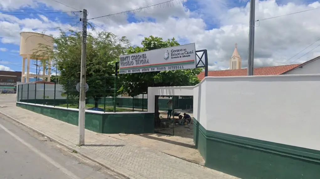 foto de fachada do EEMTI Cel Virgílio Távora, em Quixadá, onde ocorreu o ataque a um aluno de 16 anos.