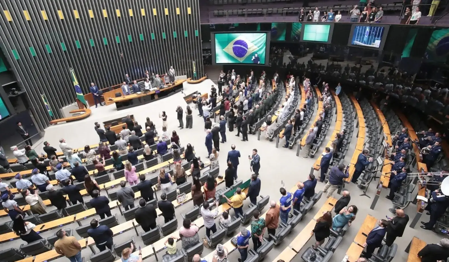 Deputados no plenário da Câmara Federal para matéria sobre o fim da escala 6x1.