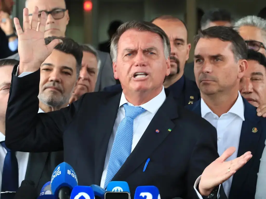 Jair e Flávio Bolsonaro com aliados no dia 16 de março de 2025