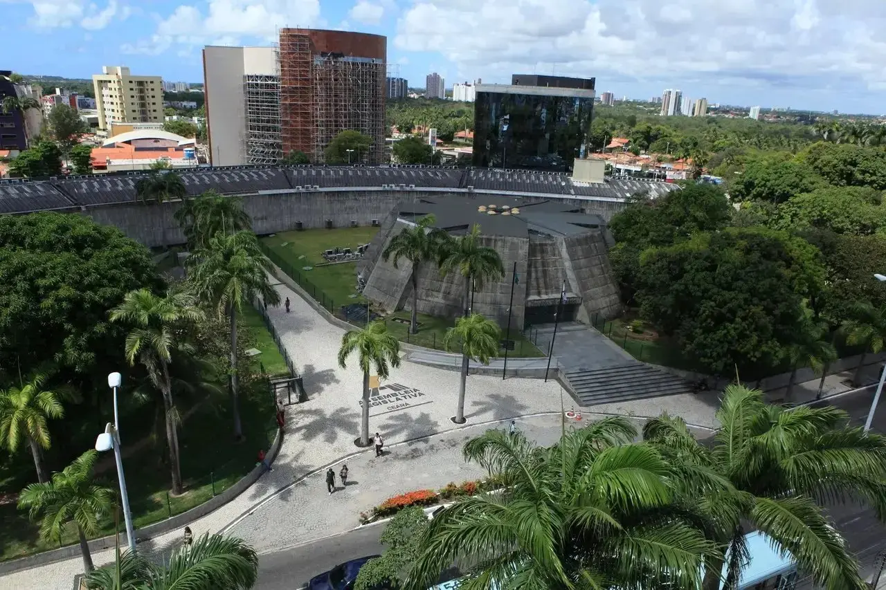 Foto da área externa da Assembleia Legislativa do Ceará para matéria sobre concurso da Alece de 2026.