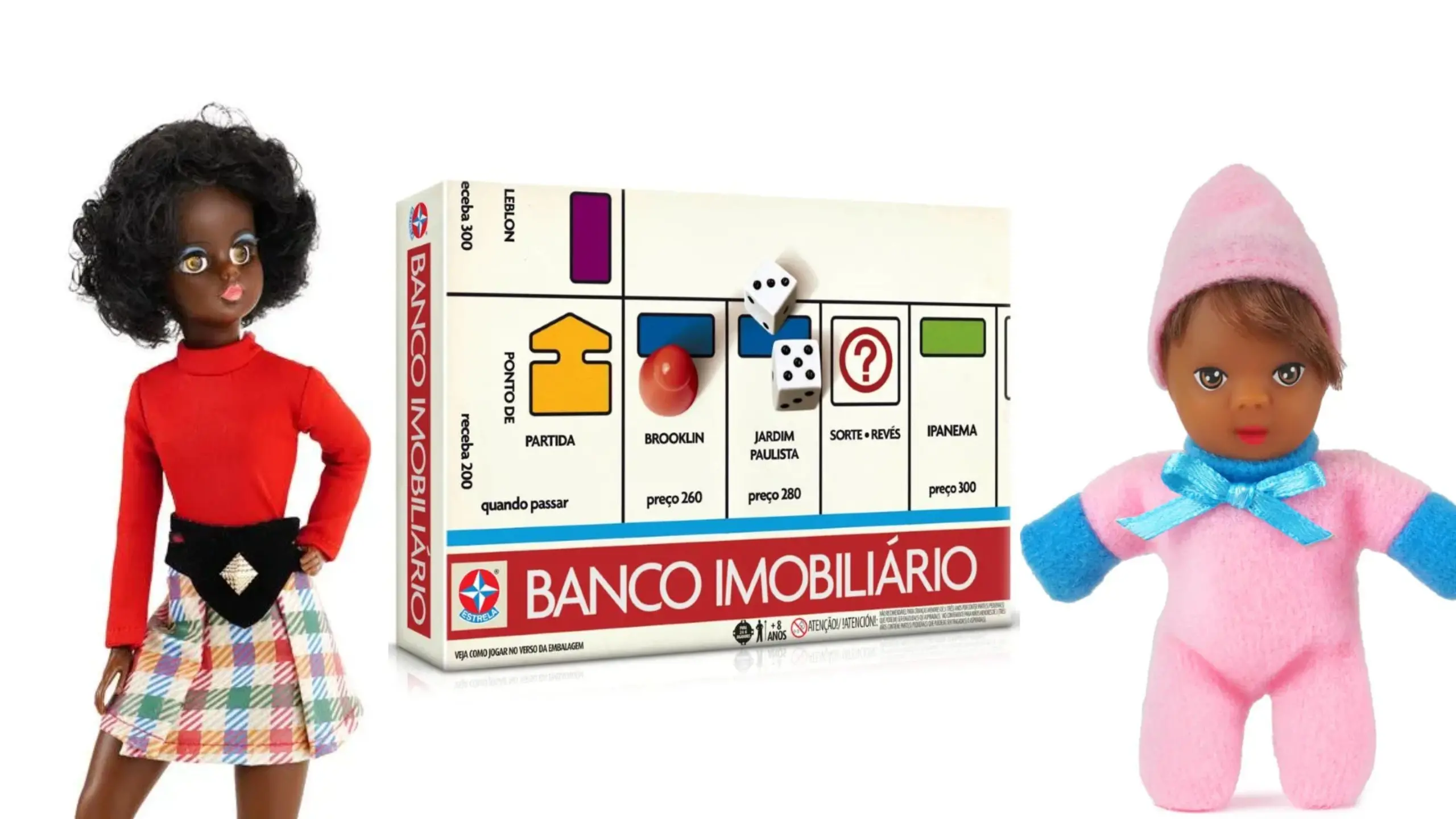 Duas bonecas negras ladeiam a caixa vintage do jogo de tabuleiro 'Banco Imobiliário' da marca Estrela sobre um fundo branco. À esquerda, uma boneca com cabelo crespo curto veste blusa vermelha e saia xadrez, enquanto à direita, um boneco bebê veste macacão e touca rosa com detalhes em azul brilhante.
