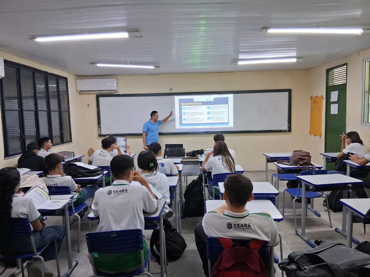 Alunos em sala de aula.