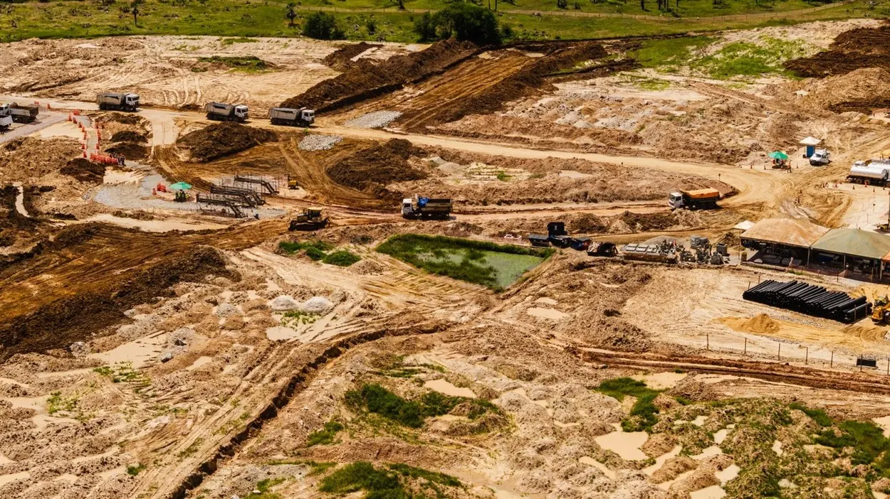 Foto que contém obras no Data Center Pecém. Terraplanagem do terreno.