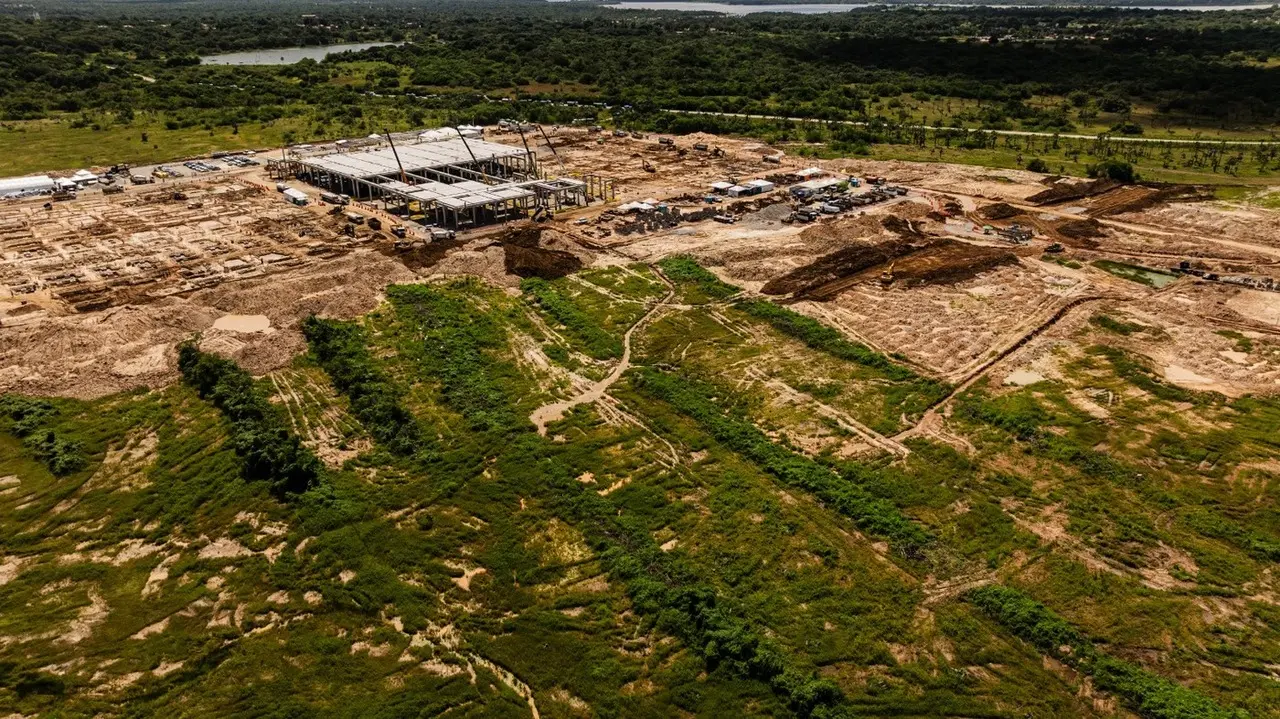 Foto que contém construção do Data Center Pecém na área da ZPE.