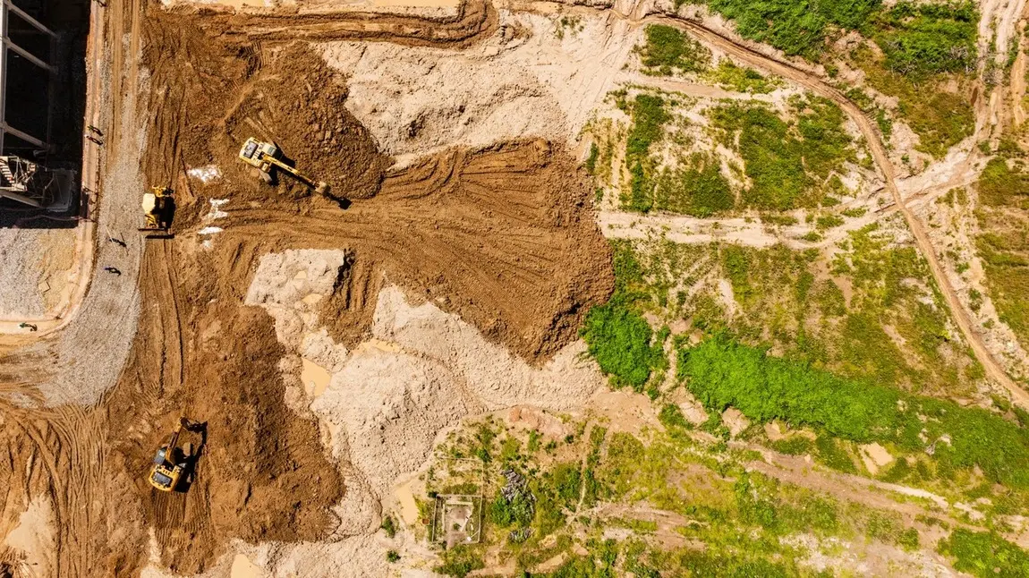 Foto que contém movimentação de terreno e retirada de vegetação no Data Center Pecém.