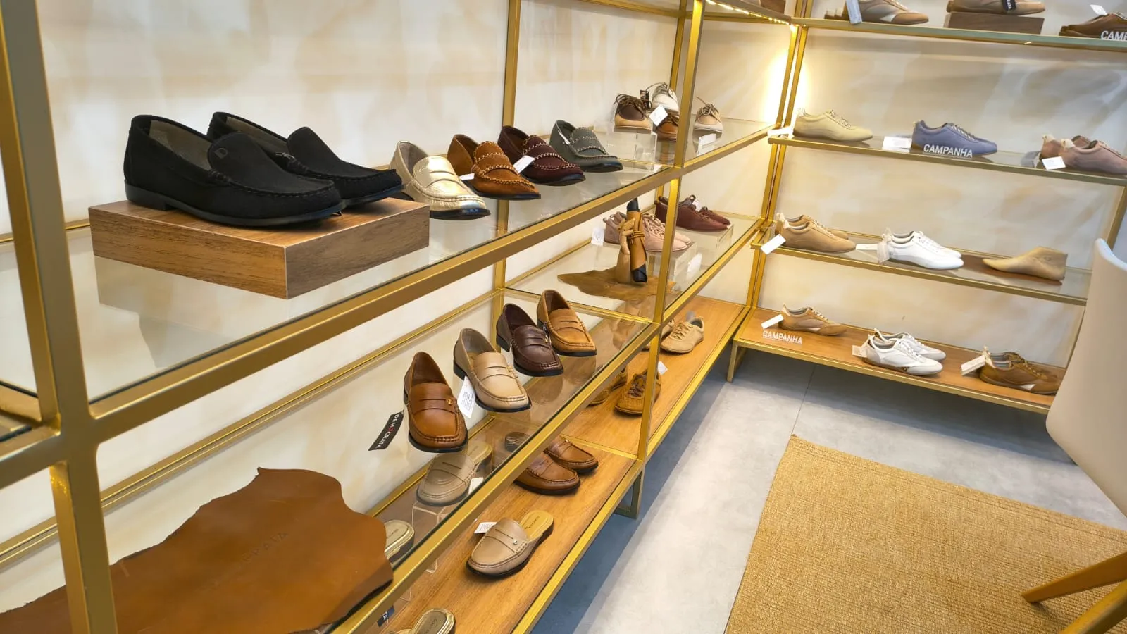 Empresa não descarta a produção de mocassins e tênis femininos nas plantas do Ceará, futuramente.