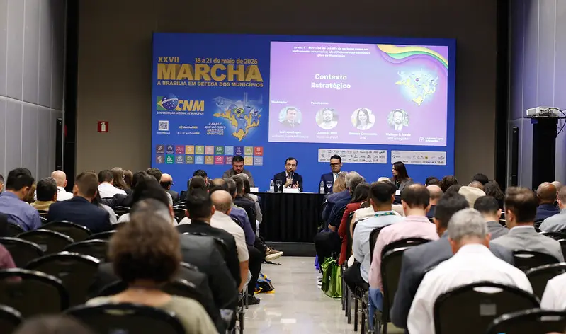 Gestores públicos participam de uma mesa de discussões em um salão, em Brasília.