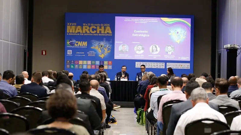 Gestores públicos participam de uma mesa de discussões em um salão, em Brasília.