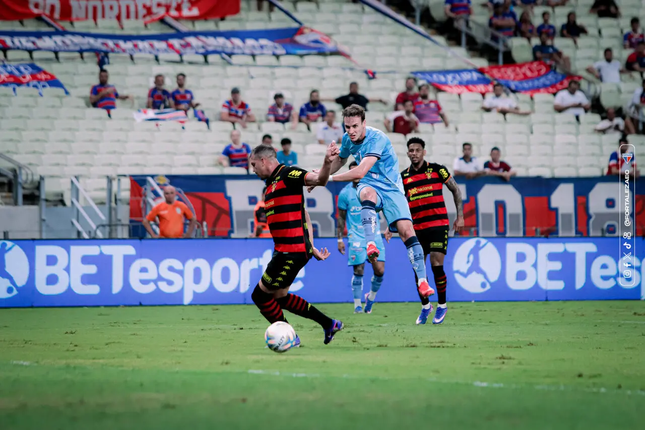 Atletas de Fortaleza e Sport em ação