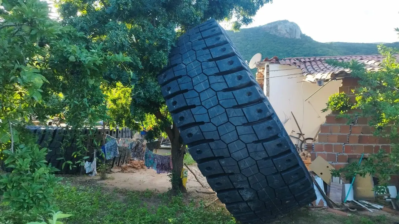 Imagem da notícia VÍDEO | Pneu gigante atinge casa após carreta tombar na BR-222 em Itapajé, no Ceará