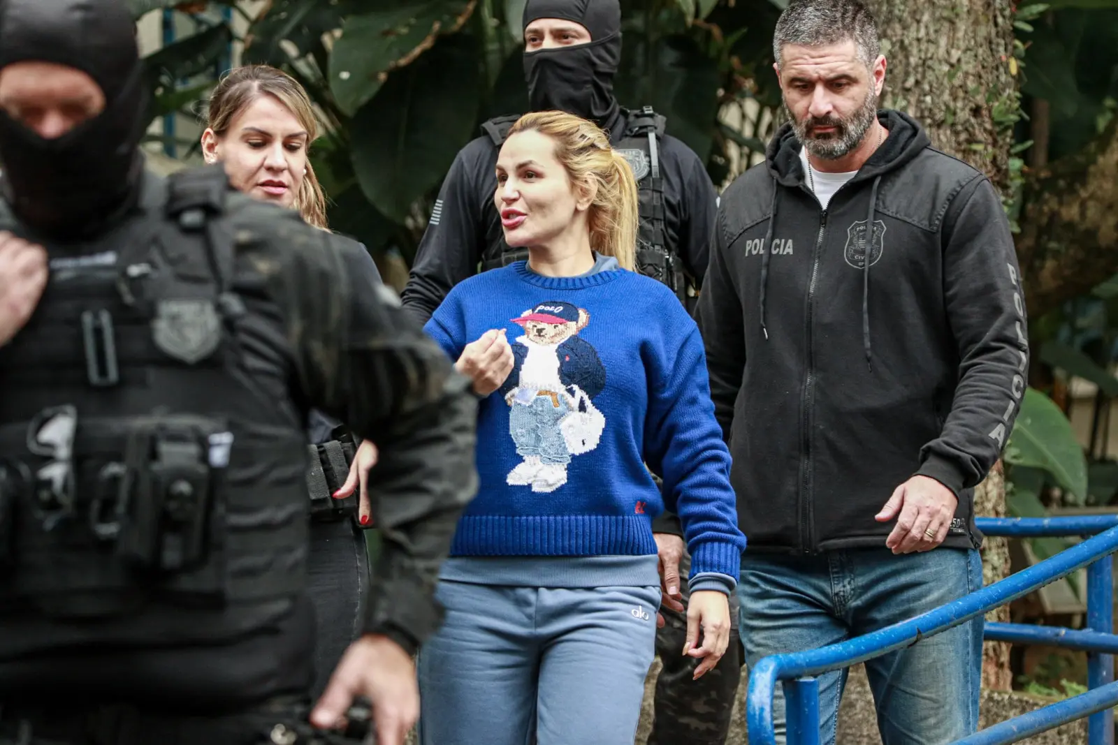 Deolane sendo levada por policiais no Palácio da Polícia, em São Paulo.