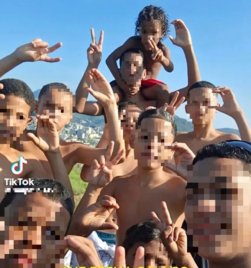 meninos junto fzendo o 2