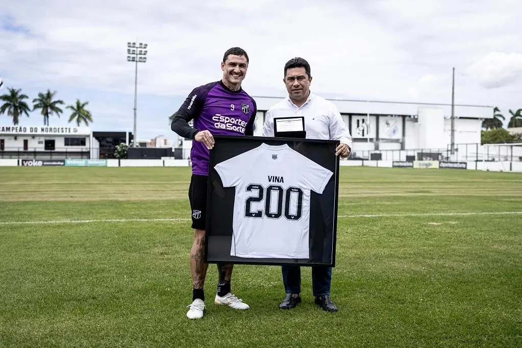 Vina é homenageado pelos 200 jogos pelo Ceará