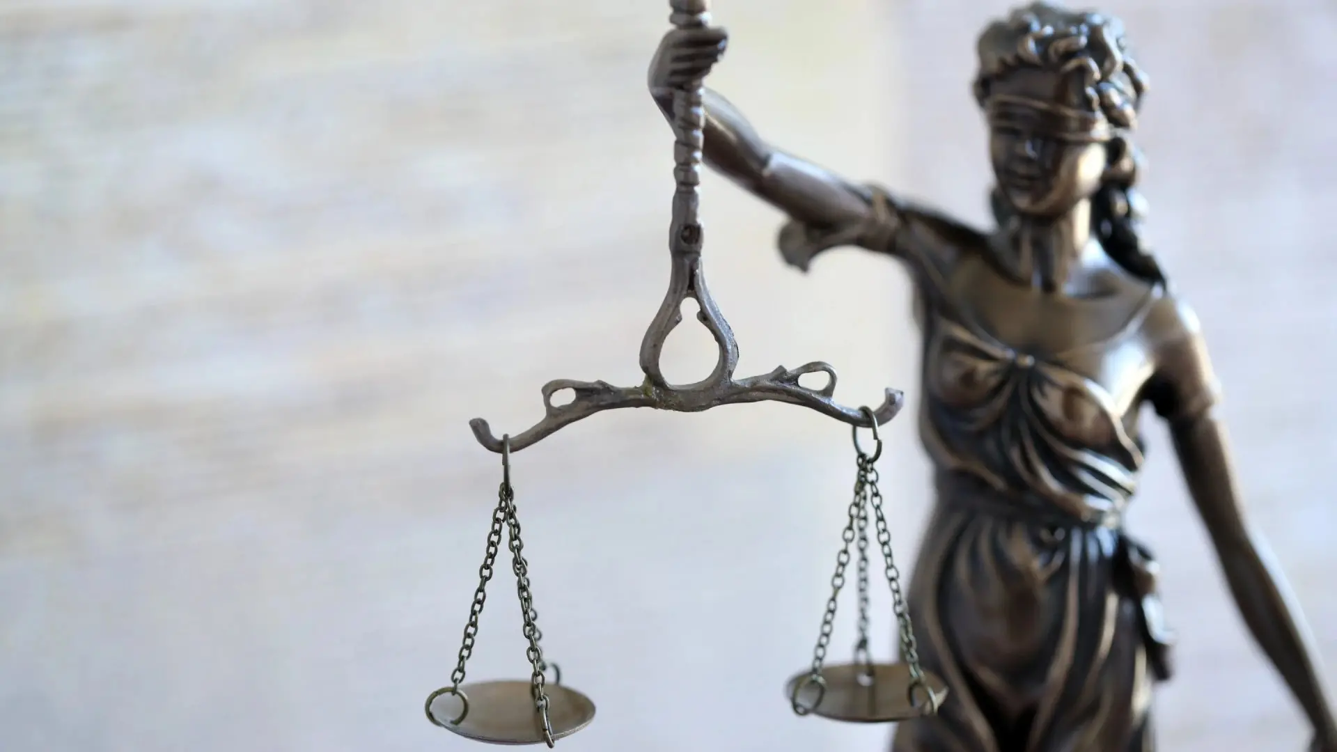 Foto de simbolo da justiça para ilustrar caso em que a justiça mantém em liberdade pai acusado de abusar aolescente em Tinguá.