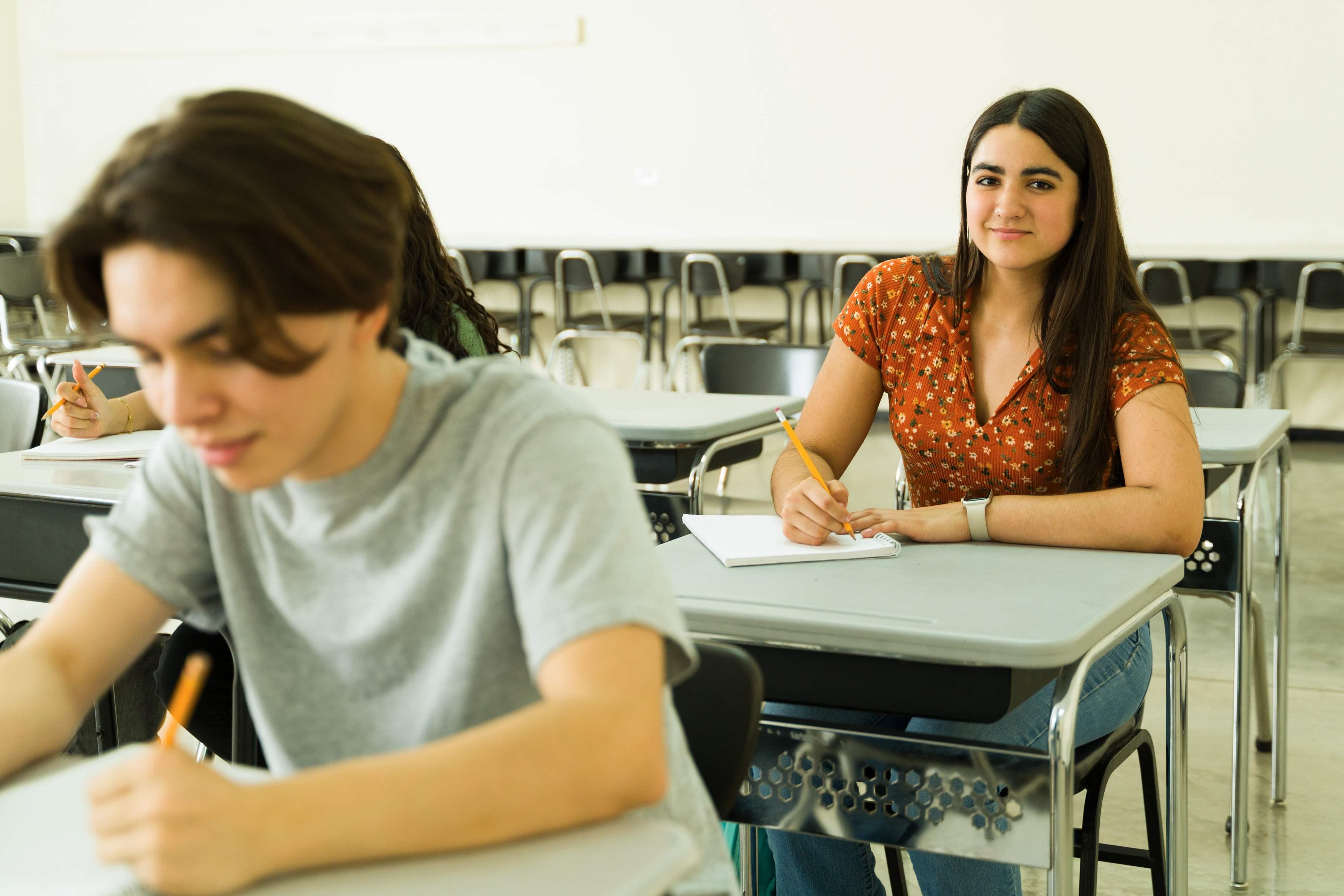 Imagem de estudante fazendo prova para ilustrar matéria sobre edital do Sisu+ 2026 abre novas vagas para cursos superiores; veja como se inscrever.