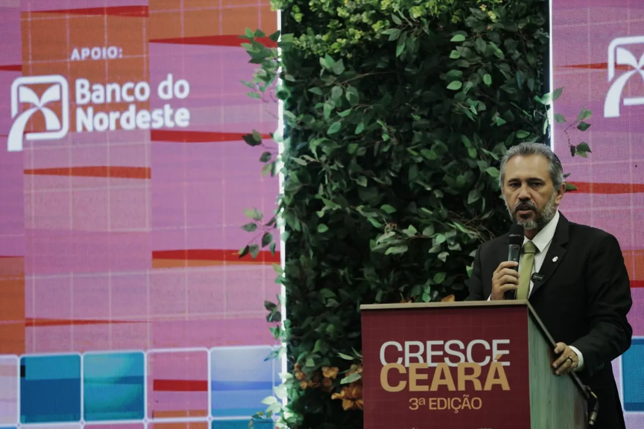 Elmano de Freitas, governador do Ceará, durante participação na 3ª edição do Cresce Ceará.