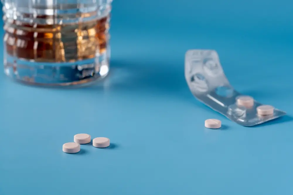 foto ilustrativa de álcool associado a medicamentos.