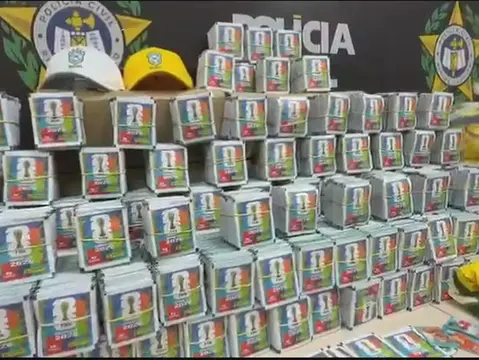 Imagem da notícia: Carga com 200 mil figurinhas da Copa falsificadas é apreendida no RJ