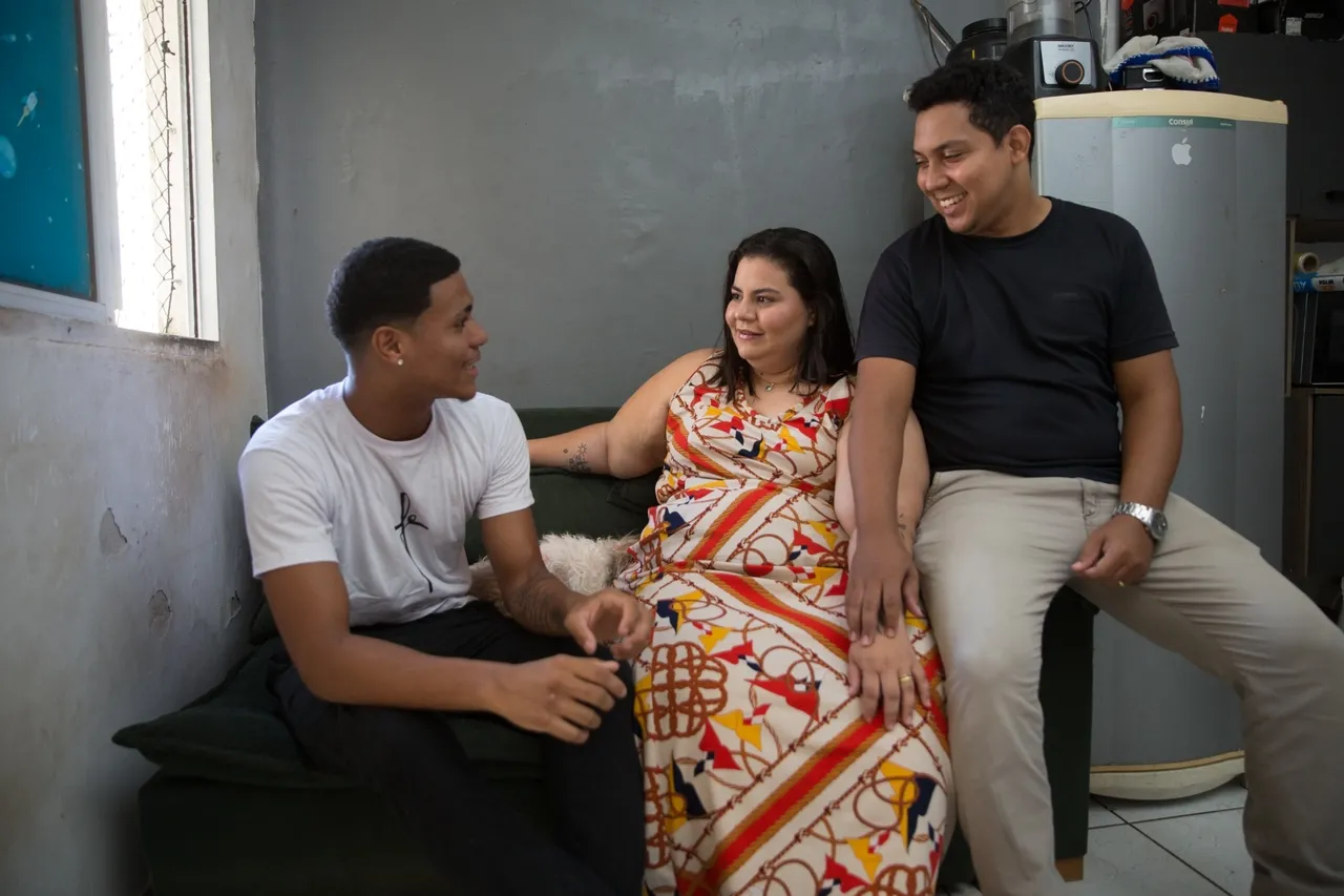 Além do jovem, casal pretende ainda adotar outras duas crianças.