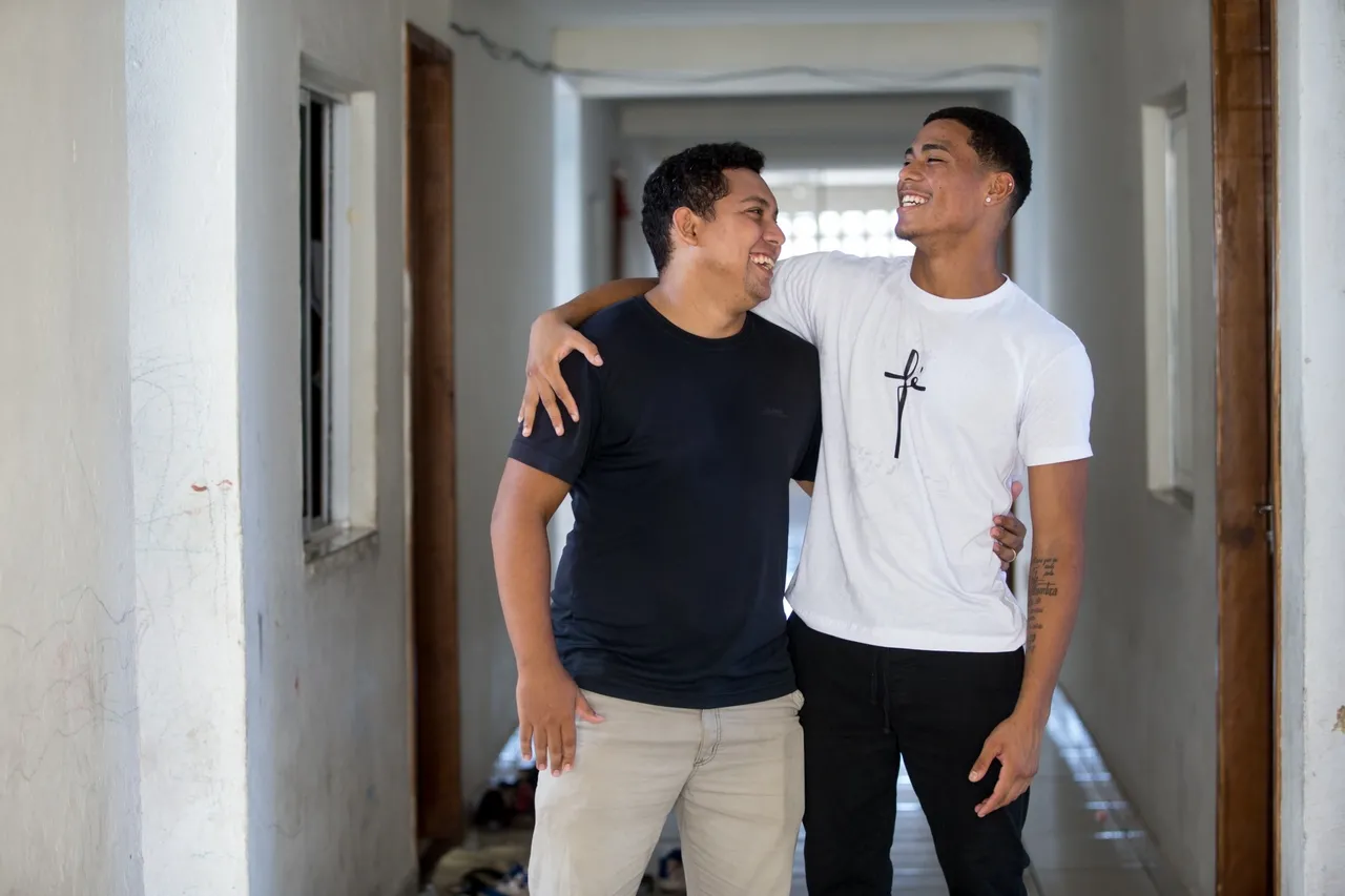 Pai e filho partilham a paixão pelo esporte.