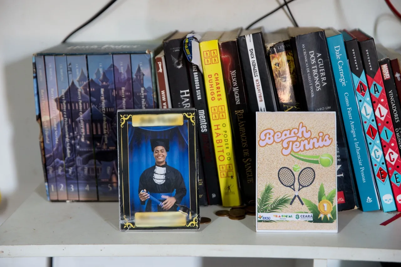 Conquistas e troféus do jovem se misturam à decoração e aos livros da casa da família.