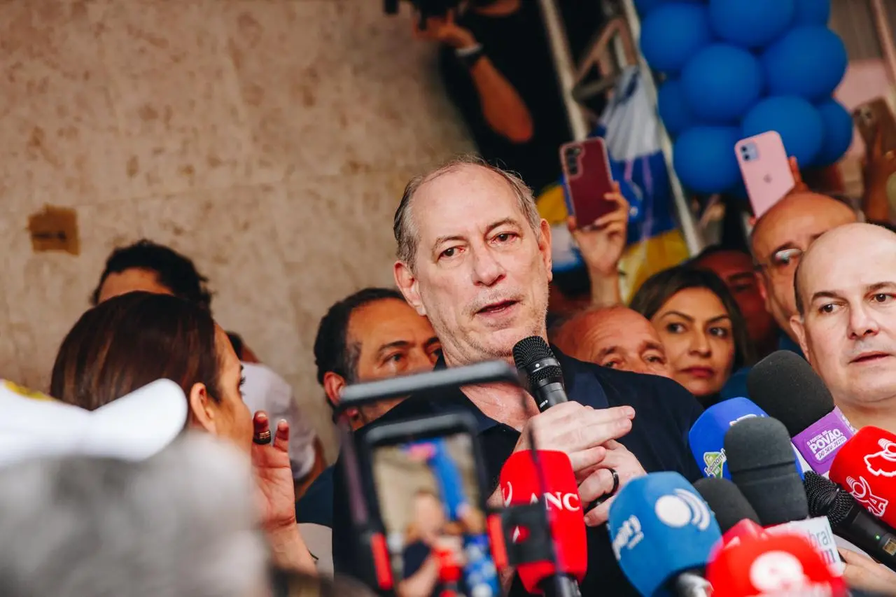 Foto do ex-ministro Ciro Gomes durante discurso em Sobral.