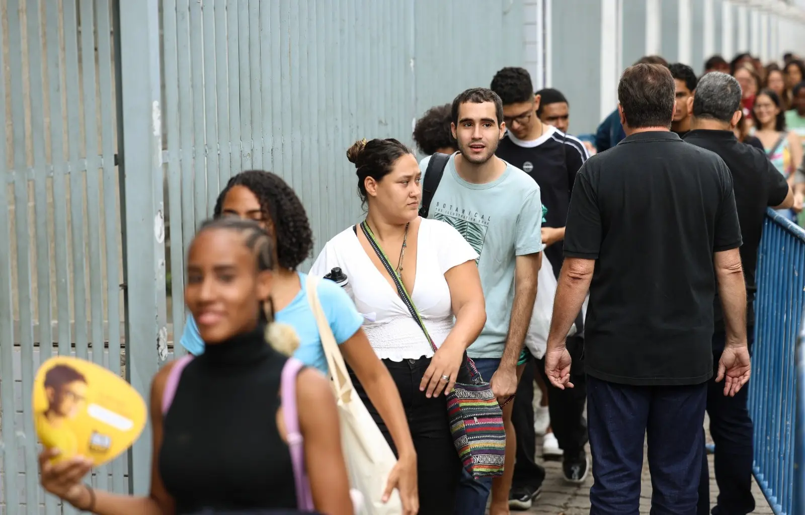 Candidatos enfileirados em local de prova do Enem 2025.