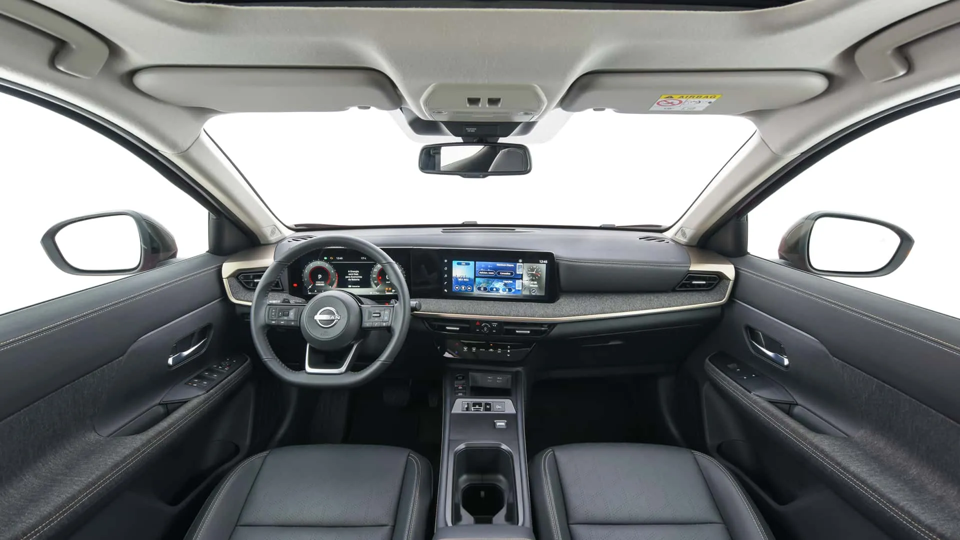 SUV é bem espaçoso, painel de fácil leitura e vem com direção elétrica.