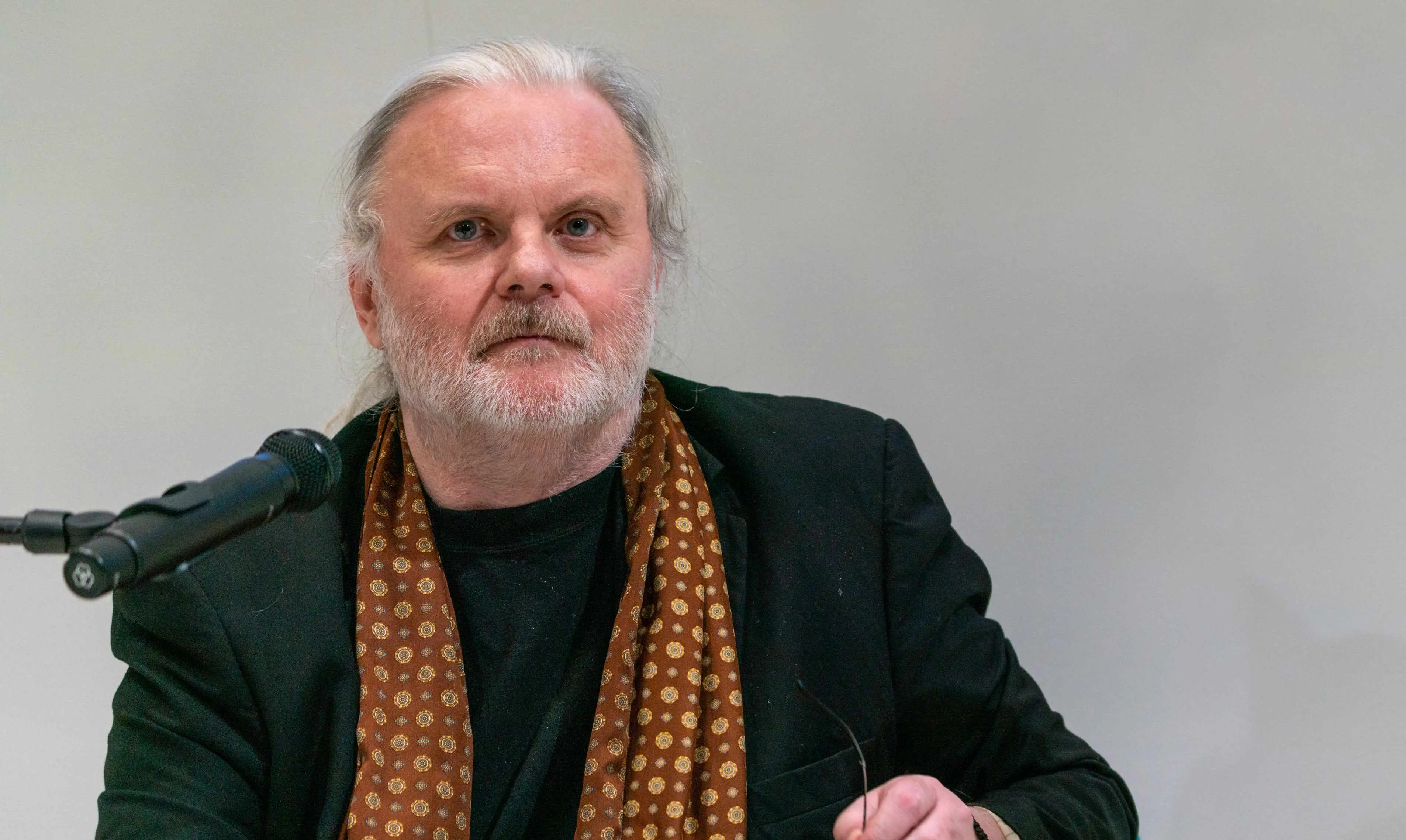 Imagem do escritor Jon Fosse, escritor de Heptalogia, que venceu o Prêmio Nobel de Literatura.