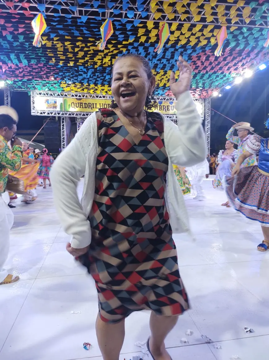 Maria Elaine de Abreu dançando quadrilha em Itapipoca.
