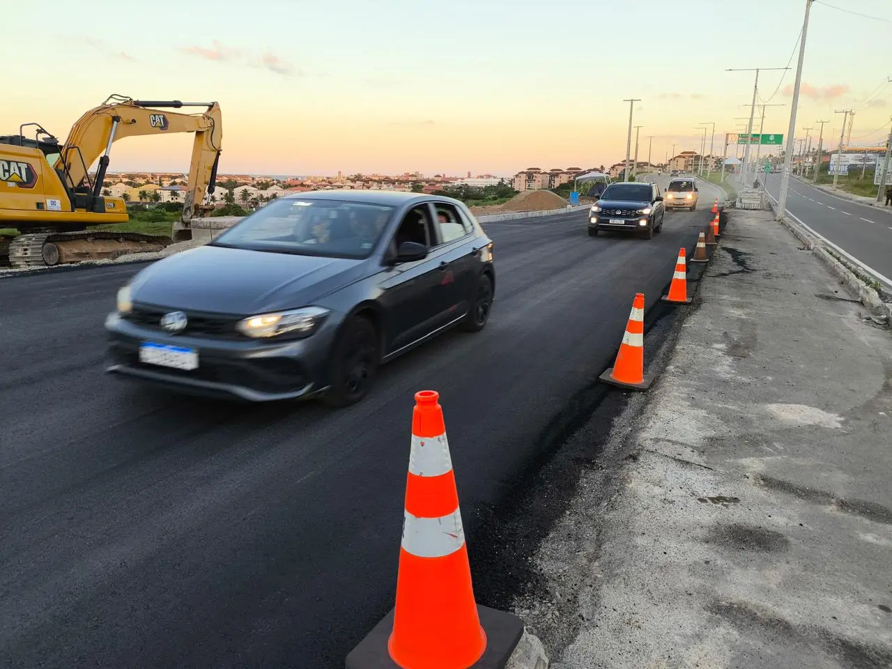 foto de carros voltando a trafegar na ce-025, em aquiraz, onde uma cratera se abriu e um motociclista morreu.