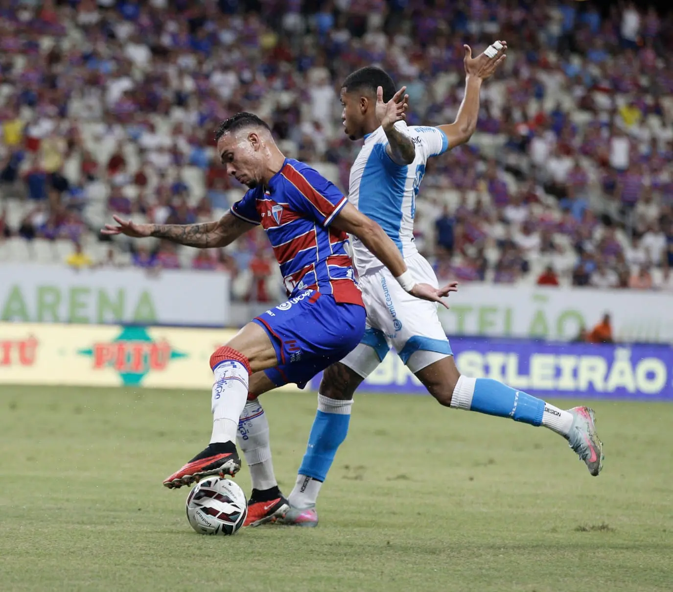 Atletas de Fortaleza e Londrina disputam bola