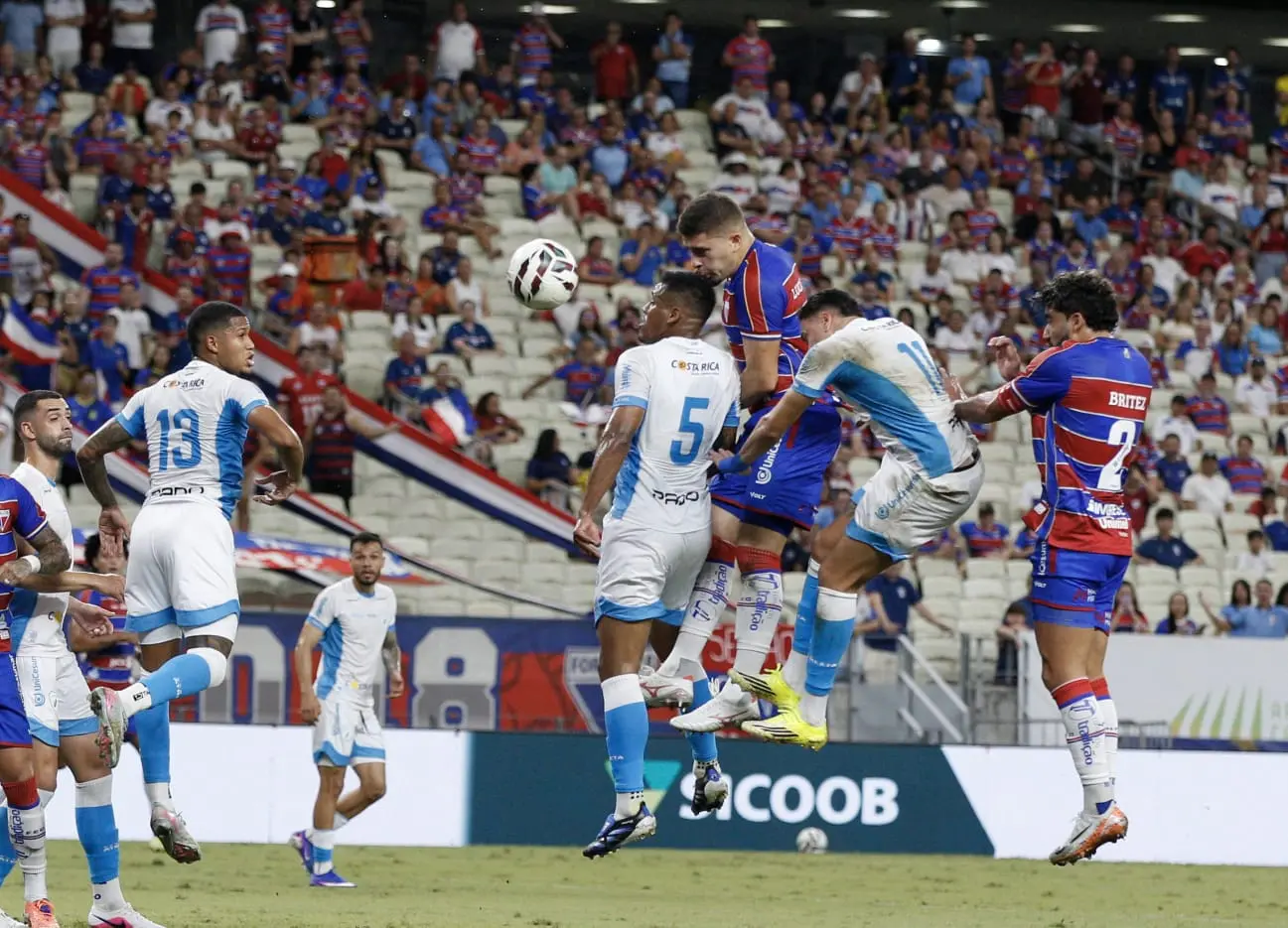 Imagem da notícia: AO VIVO | Fortaleza tenta retomar boa fase em jogo contra o Londrina na Arena Castelão; acompanhe
