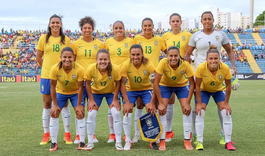 Seleção brasileira feminina perfilada no gramado do Estádio Presidente Vargas para jogo contra a Austrália, disputado em 2016