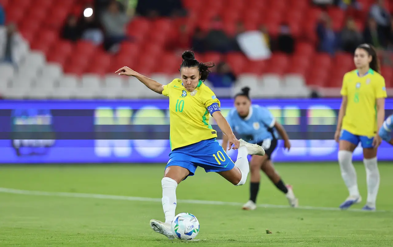 Marta cobra penalidade contra o Uruguai em partida da seleção brasileira feminina