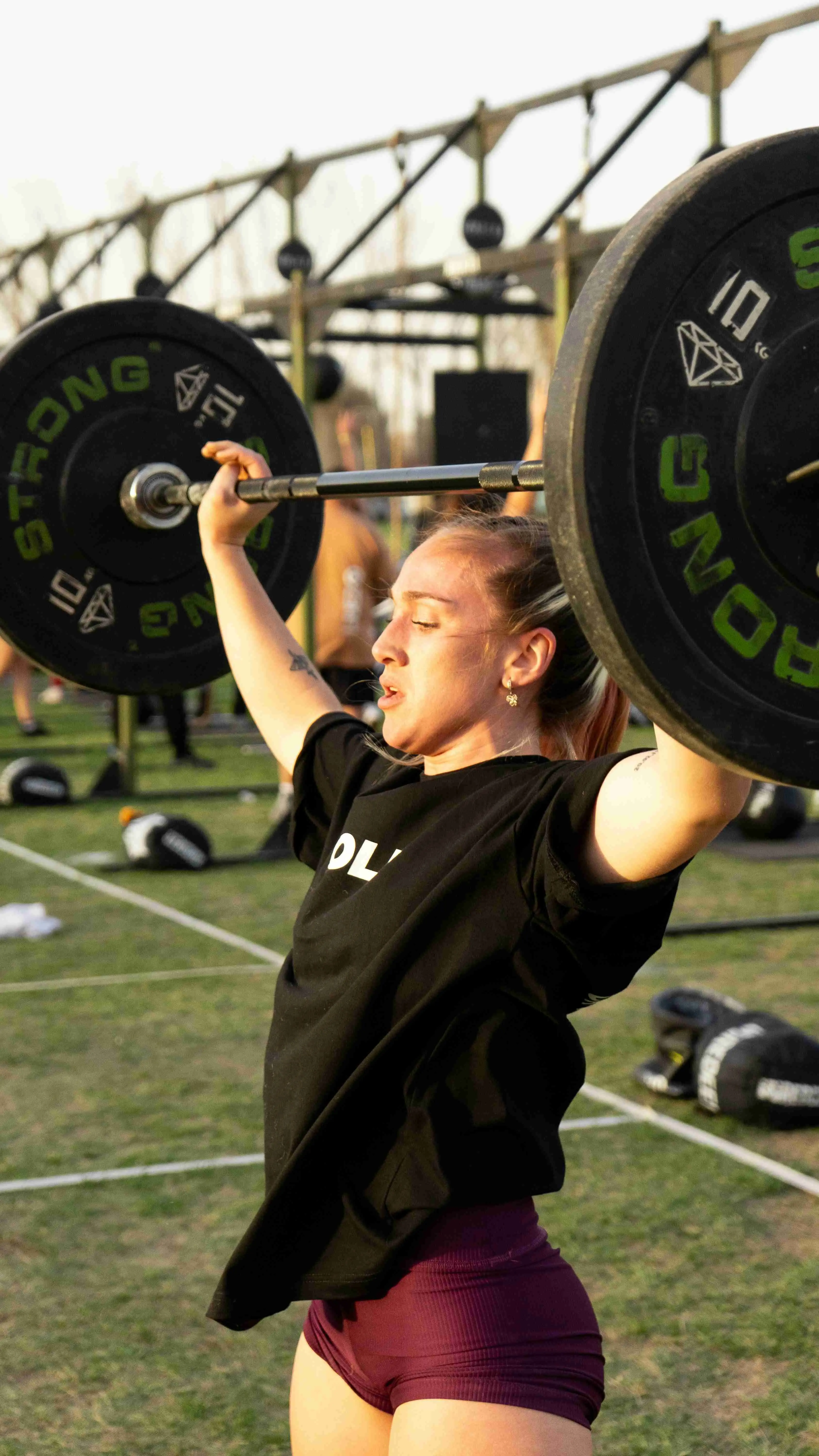 Atleta Feminina Executando Um Arranco De Levantamento De Peso Ao Ar Livre