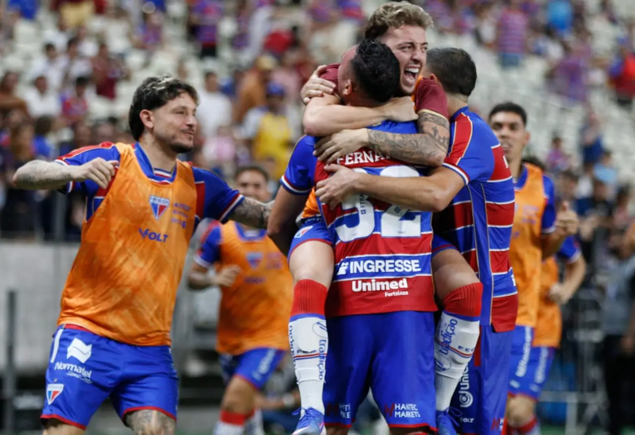 Jogadores do Fortaleza comemoram vitória contra o Londrina na Arena Castelão