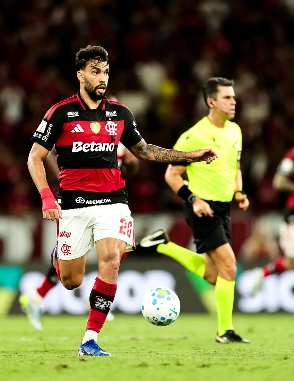 Lucas Paquetá em campo pelo Flamengo