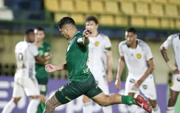 Jogador do Floresta chuta bola em jogo pela Série C