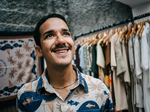 Imagem da notícia: LGBT+ em Fortaleza empreende para sobreviver e empregar a própria comunidade