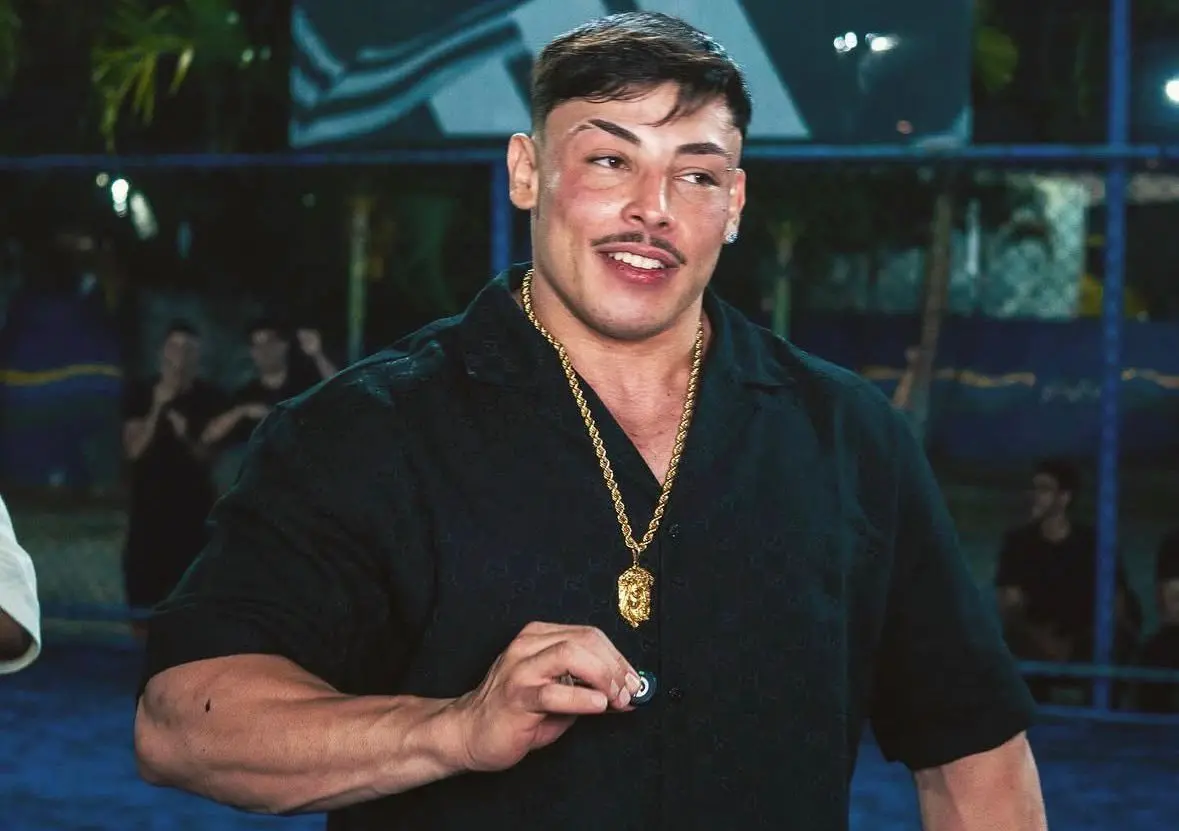 Gabriel Ganley era um jovem musculoso, de cabelo preto liso, curto, e bigode fino. Na foto, ele usa camisa preta com colar dourado.