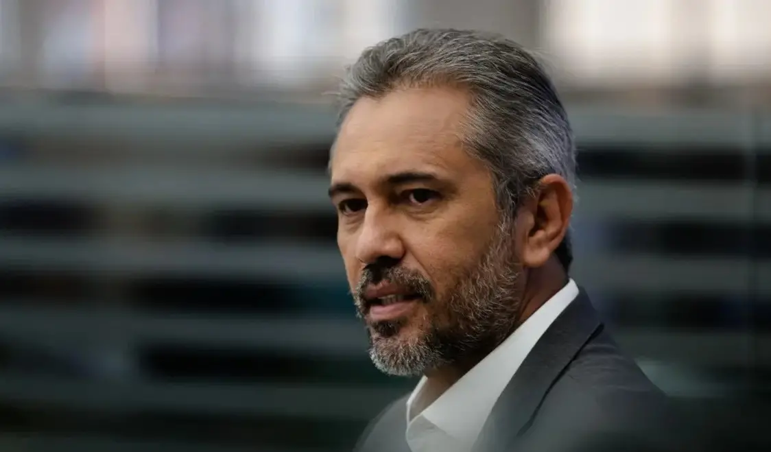 Elmano de Freitas de perfil. É um homem de meia idade, cabelo e barba grisalhos.