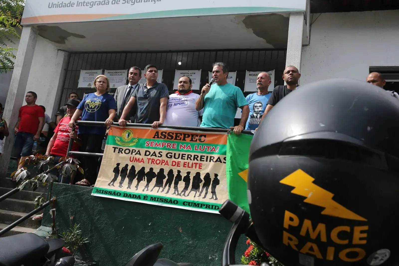 Foto de policiais em palanque na sede de batalhão da PM no Ceará durante motim em 2020.