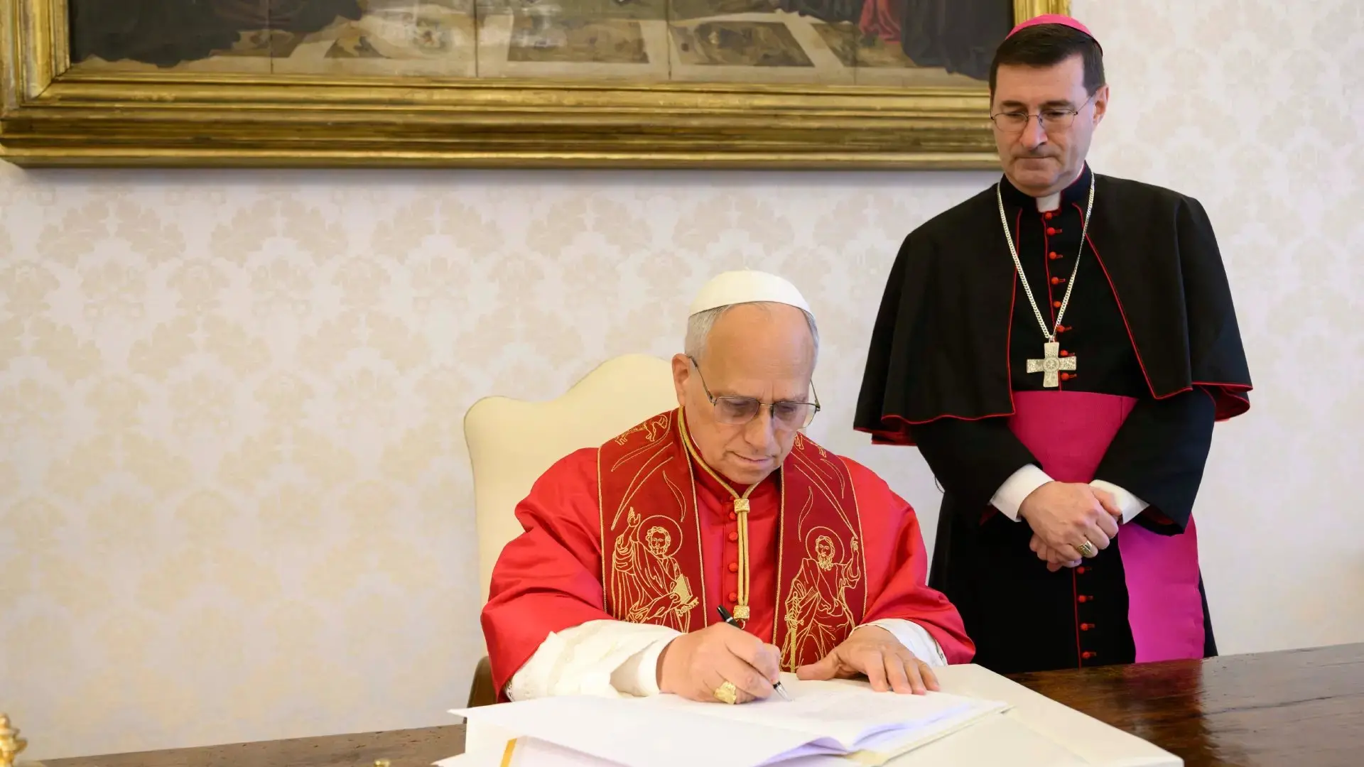 Foto do Papa Leão assinando encíclica.