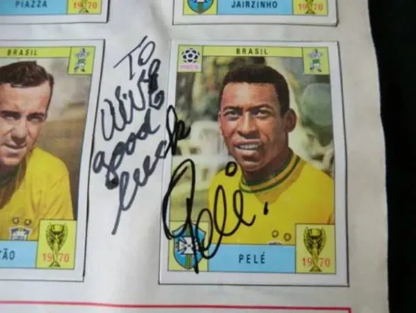 Um álbum da Copa do Mundo de 1970 autografado por Pelé foi vendido por R$ 40 mil