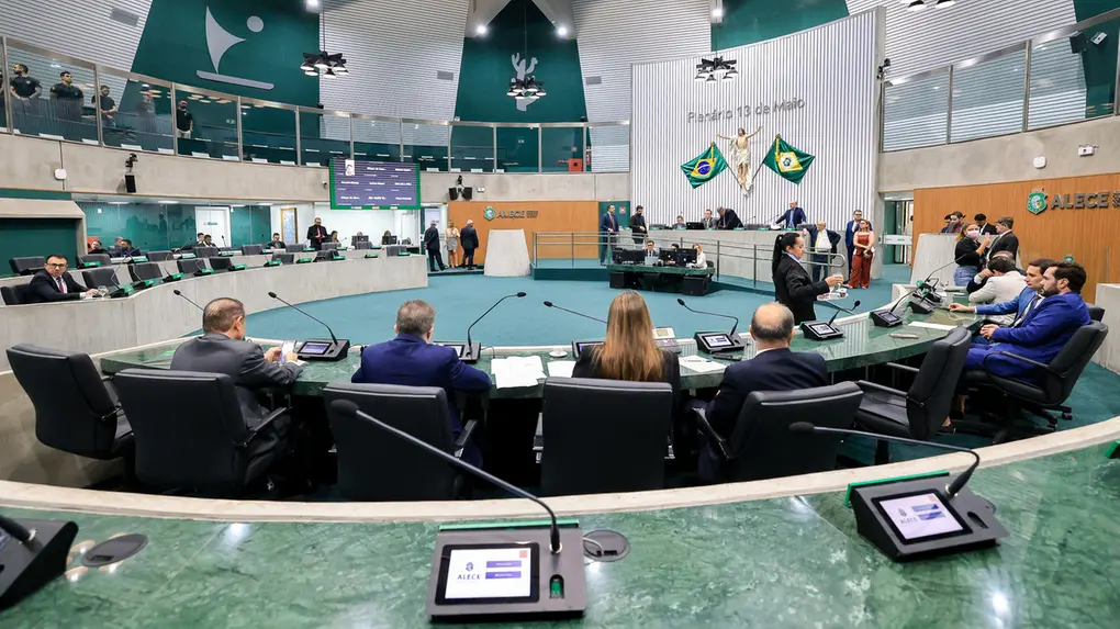 Deputados no Plenário 13 de Maio da Alece.