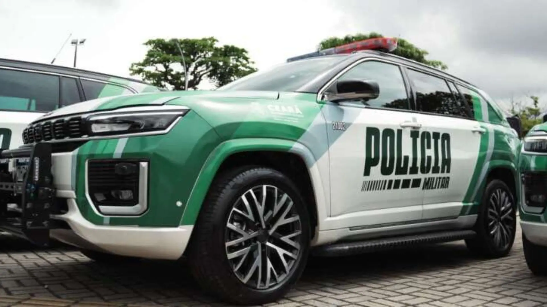 Foto de viatura da PMCE para ilustrar matéria sobre homem preso em bar de fortaleza após chamar clientes de ‘urubu’ e ‘macaco’ .