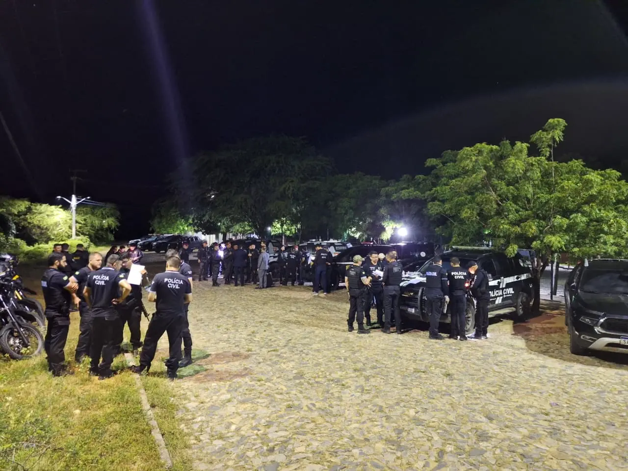 A operação foi deflagrada pelo Grupo de Atuação Especial de Combate às Organizações Criminosas (Gaeco), com apoio da Polícia Civil, do CPRAIO e da CPCães, da Polícia Militar.